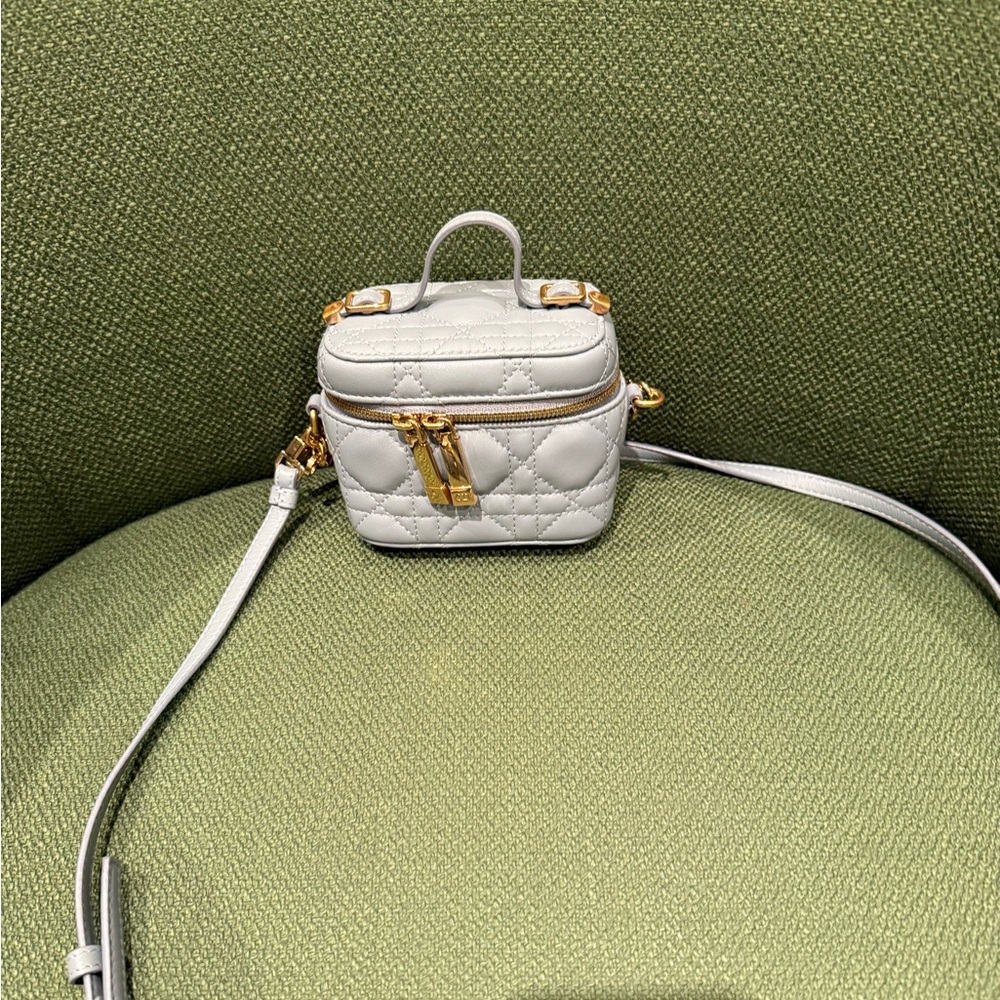 Elegant Quilted White Bag with Gold Accents - Picture 3 of 3
